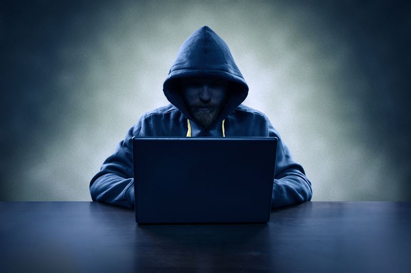 Man med hoodie framför dator. Foto: Sveriges Annonsörer