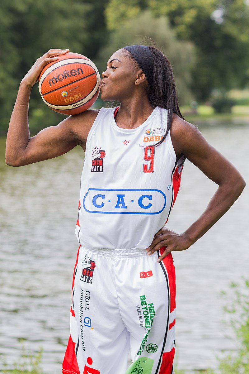 Svart kvinna med basketboll. Foto: Steffen Prößdorf