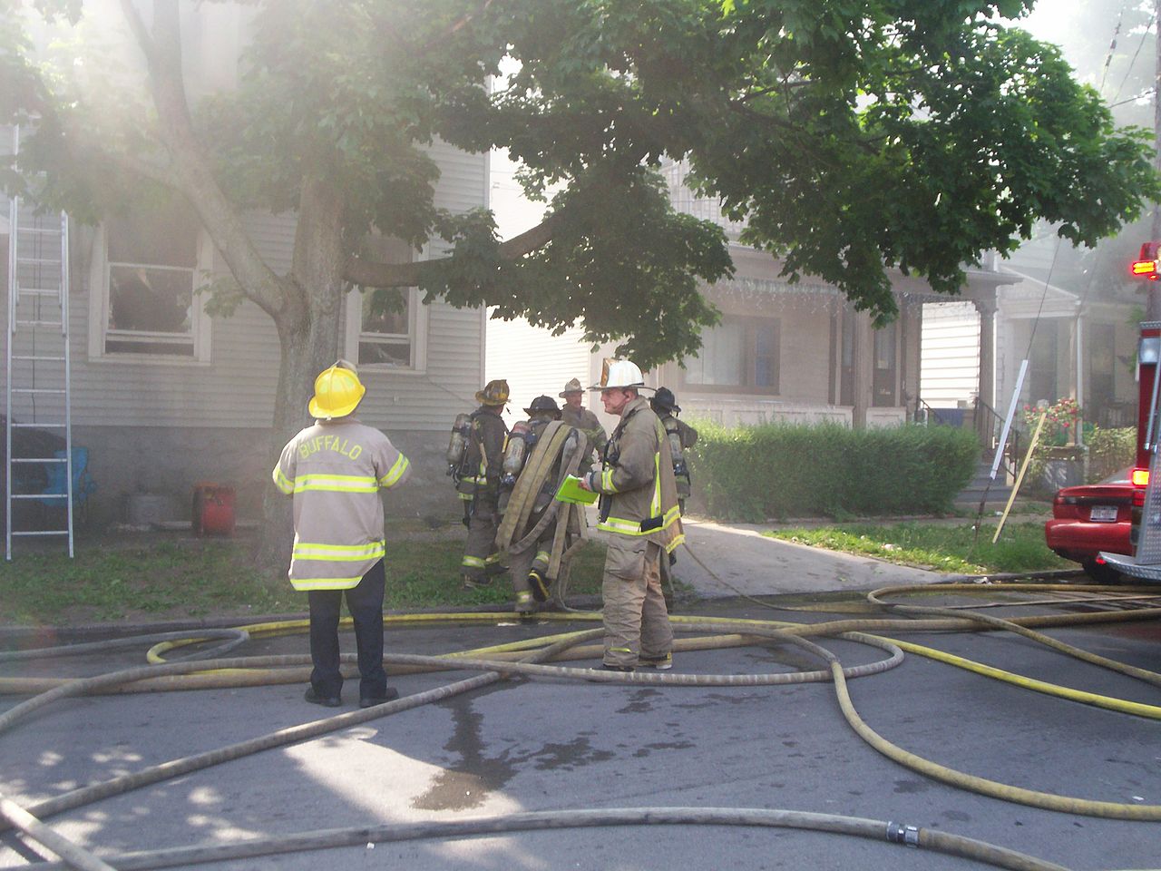 Brandmän utanför ett hus. Foto: DragonFire1024 