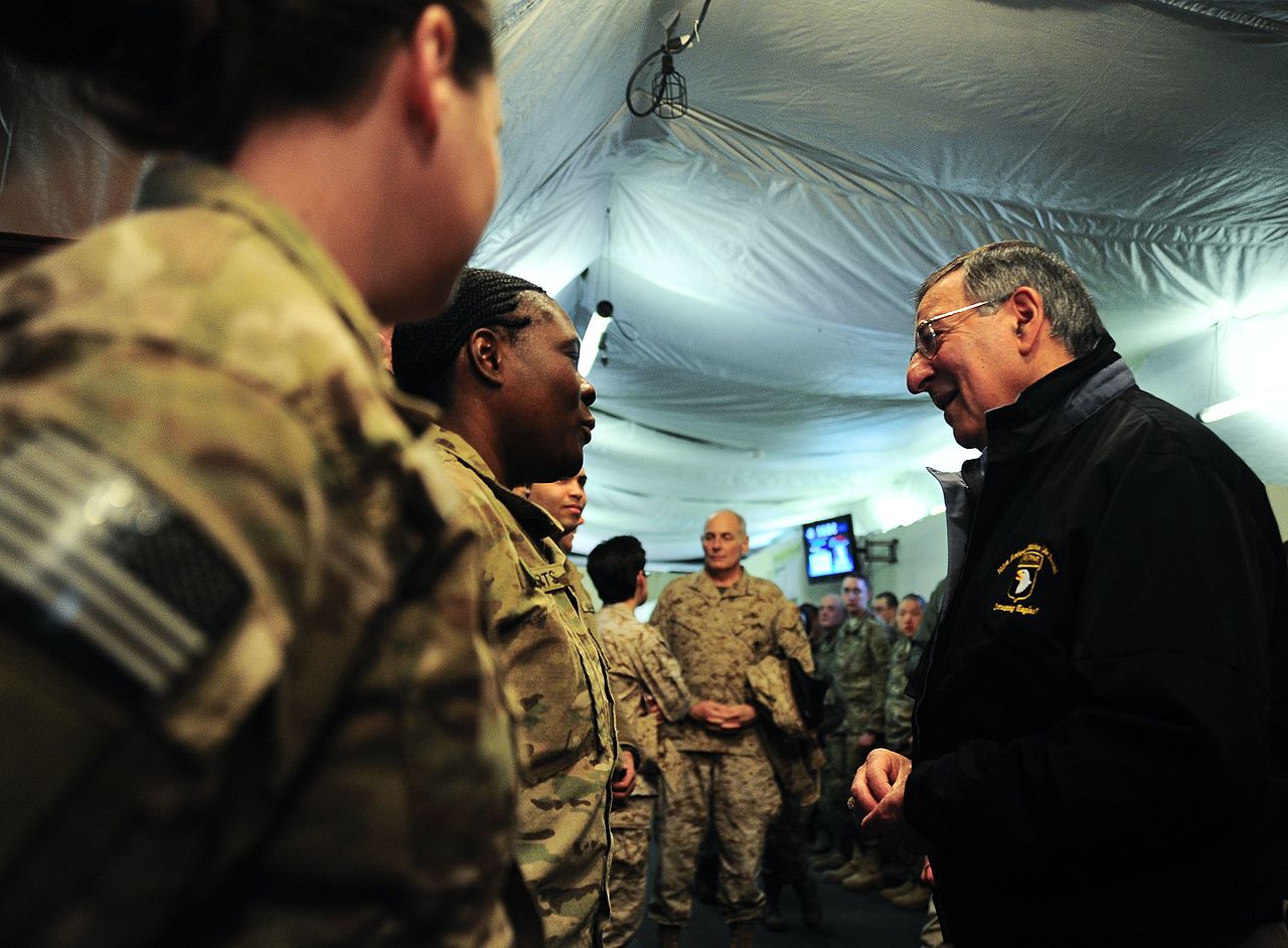 Soldater och officerare i ett tält.Foto: U.S. Department of Defense Current Photos