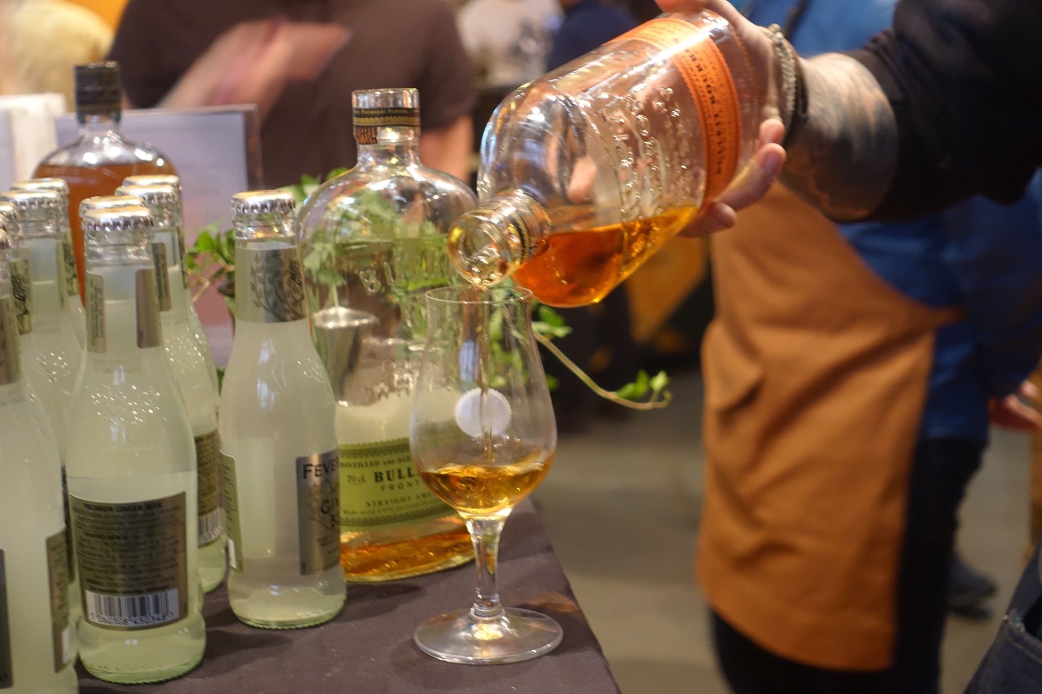 Häller upp whisky i ett whiskyglas. Foto: Tobias Dahlén / Sweden Photo Passion