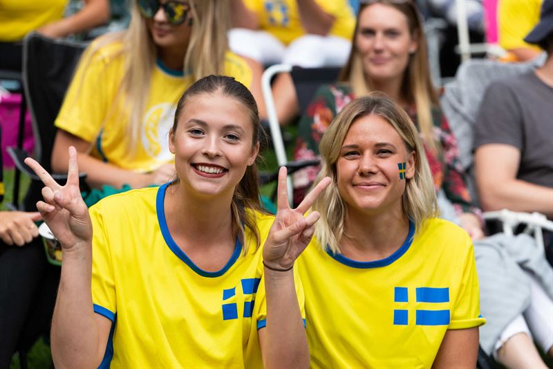 Två flickor i blå-gula kläder. Foto: Katrineholms kommun