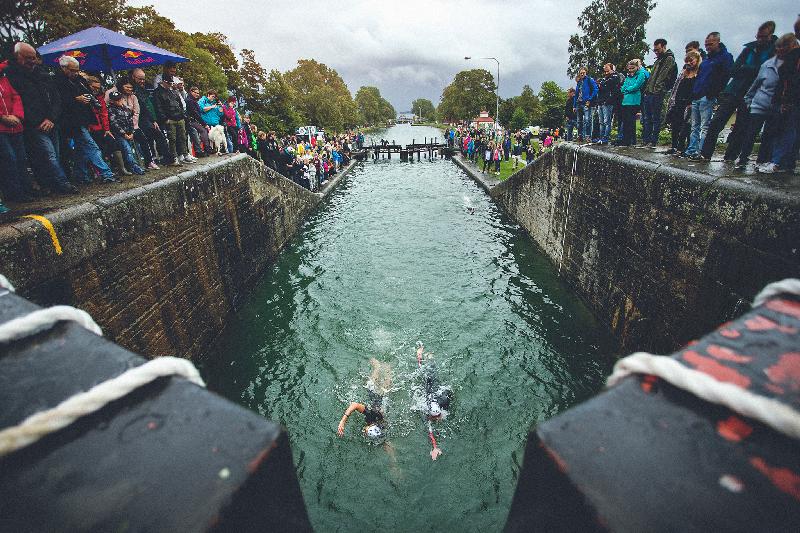 Två simmare i Göta Kanal med stor publik. Foto: Red Bull Sverige