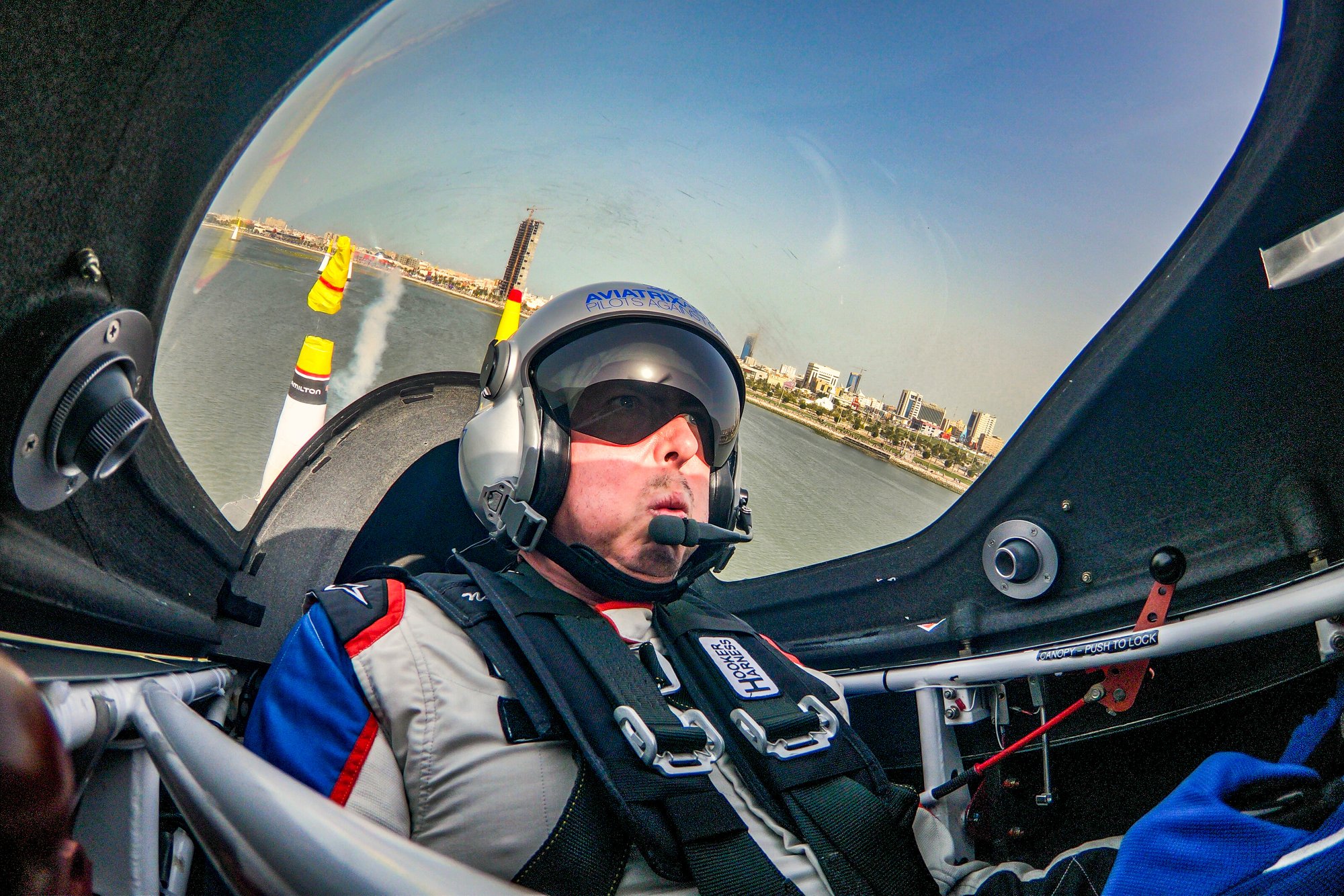 Daniel Ryfa hanterar starka G-krafter i luften. Foto: Red Bull Content Pool