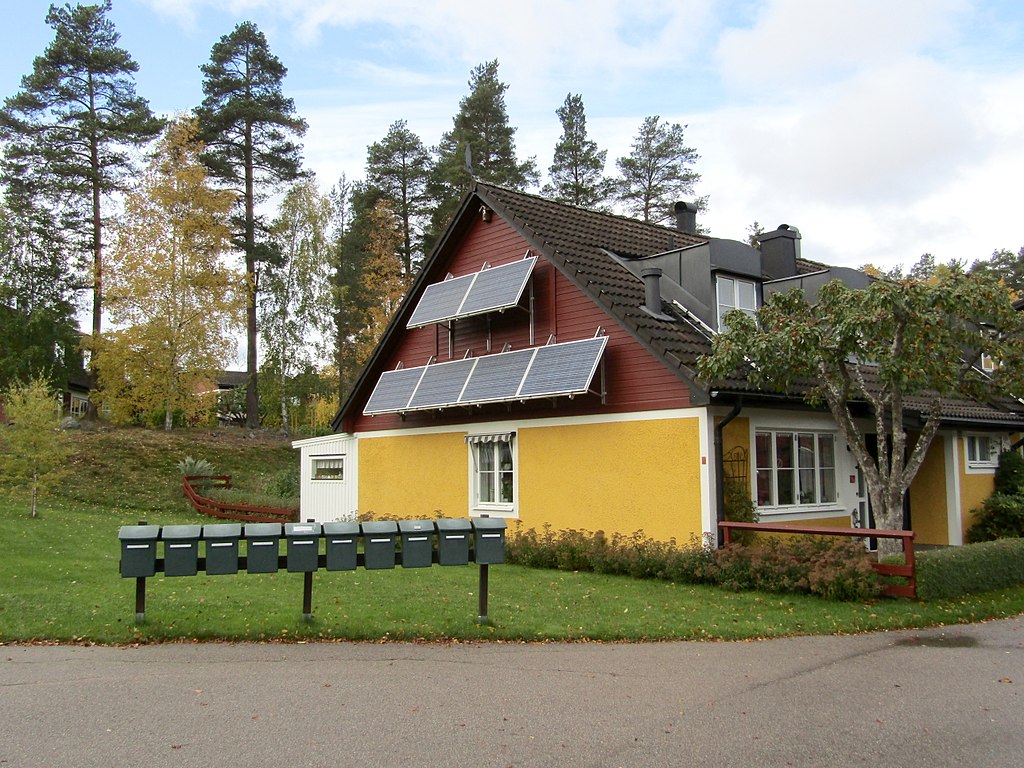 Hus med solpaneler. Foto: Alicia Fagerving