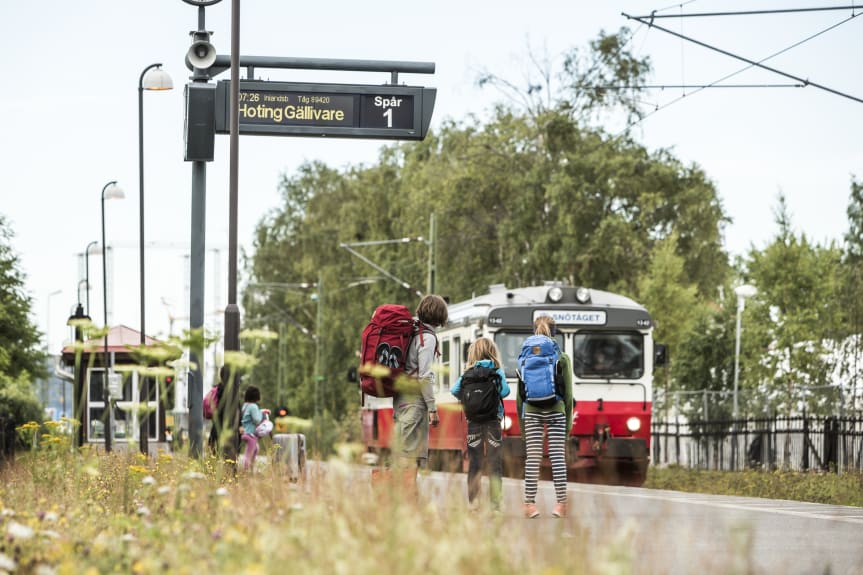 Inlandsbanans tåg ankommer Östersund Västra. En ökning av barnfamiljer på Inlandsbanan har setts i sommar. Foto: Inlandsbanan 