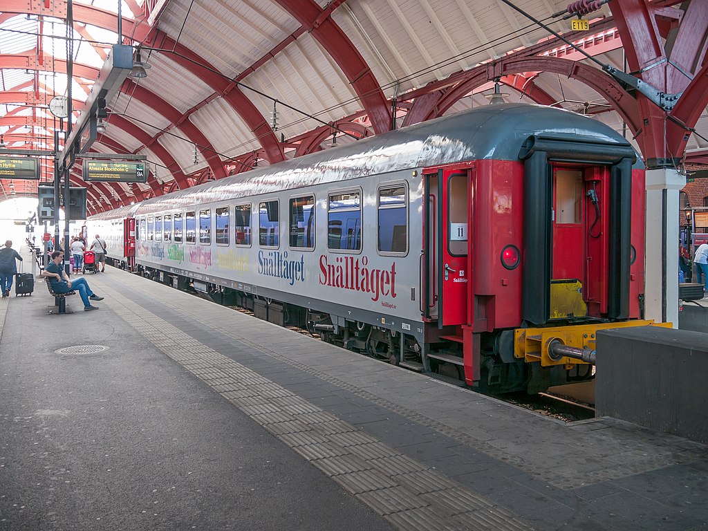 Tåg vid plattform. Foto: Matti Blume 