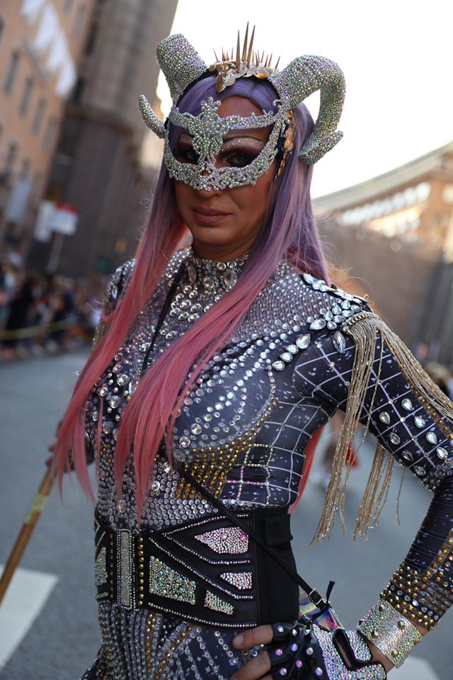 Drag-queen med ögonmask och blå-rosa hår. Foto: Madelene Lundbäck.