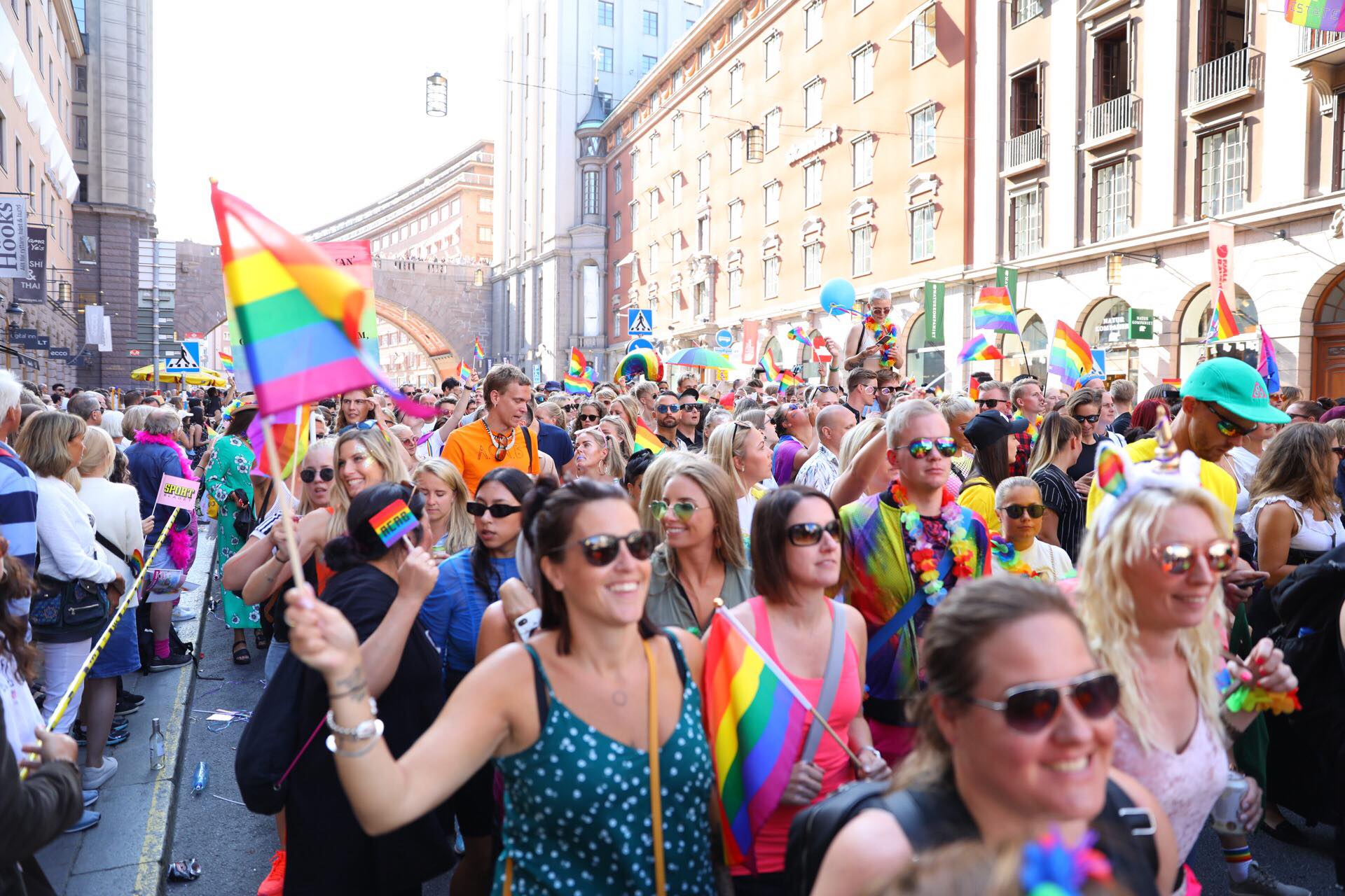 Pride-paraden på Kungsgatan. Foto: Madelene Lundbäck.