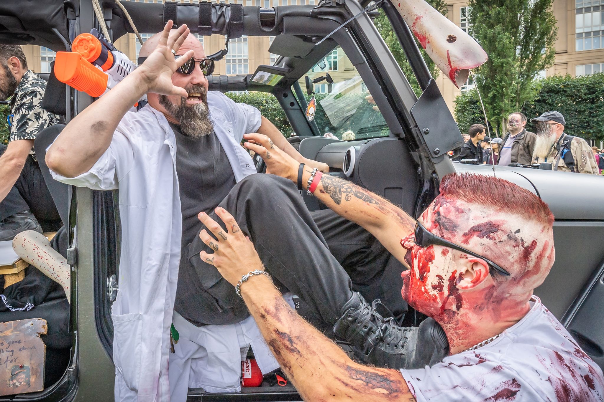 Zombie attackerar vetenskapsmannen som skapat dem. Foto: Olav Holten / pp-press