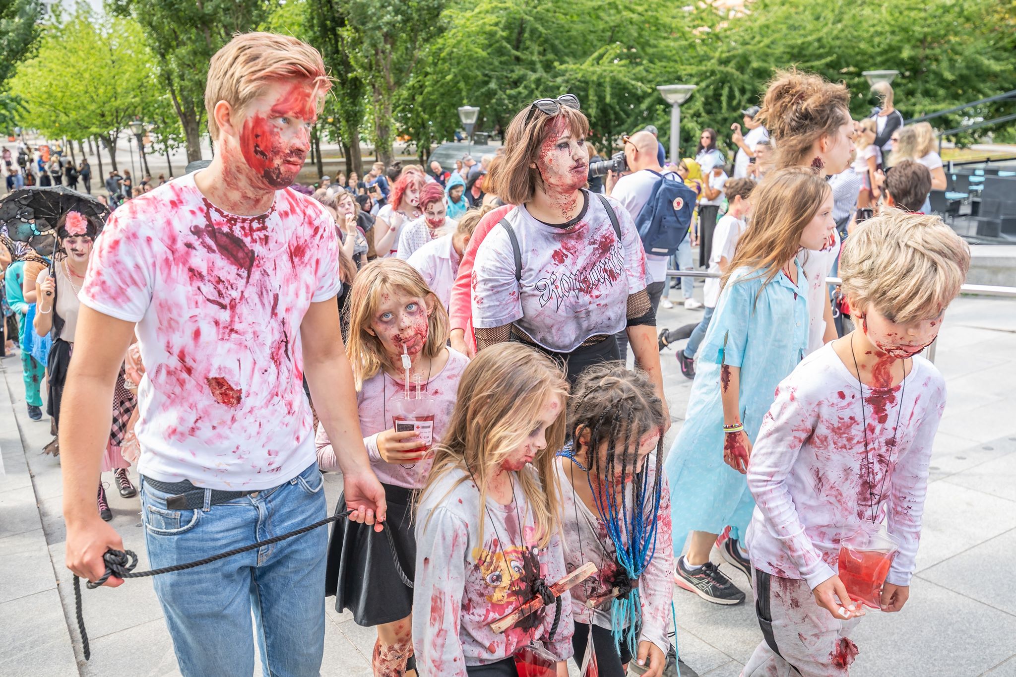 Familj sminkad till zombies. Foto: Olav Holten / pp-press