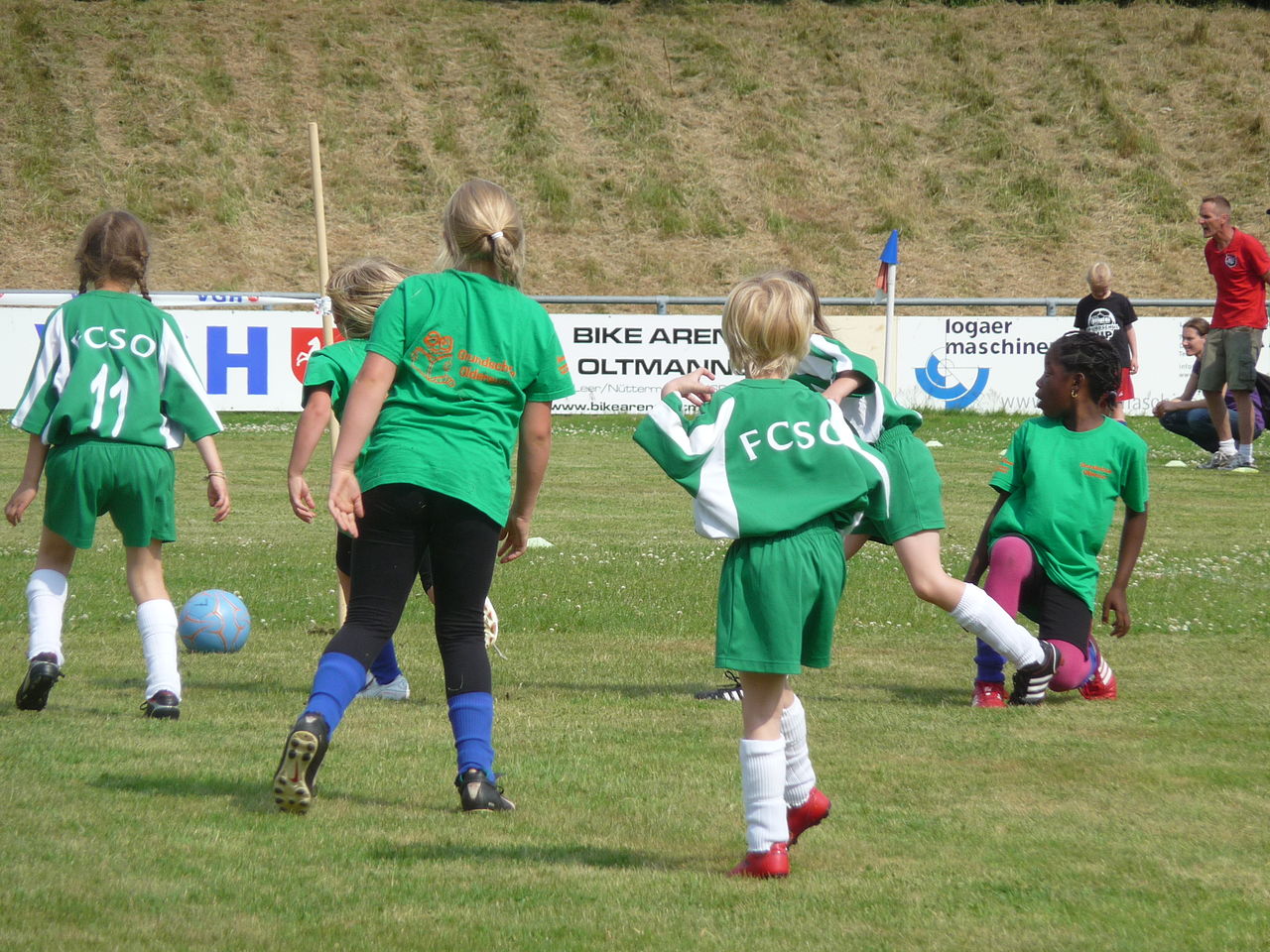 Ungdomar spelar fotboll. Foto: J.Köster