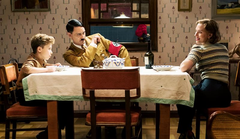 Man utklädd till Hitler vid matbordet med fru och barn. Foto från Jojo Rabbit. Foto: Stockholms 30:e internationella filmfestival 6-17 november 2019.