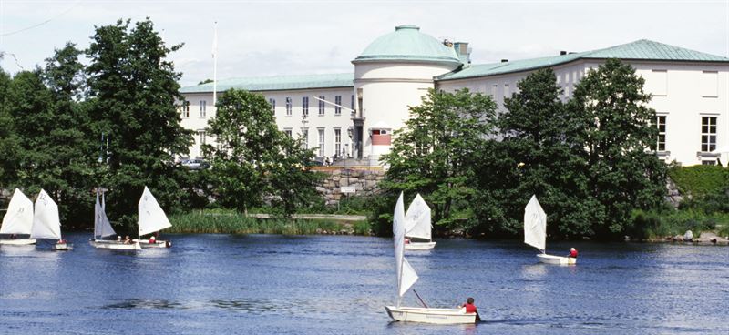 Seglarskola utanför Sjöhistoriska museet. Fotograf: Gunnel Illonen, SMTM