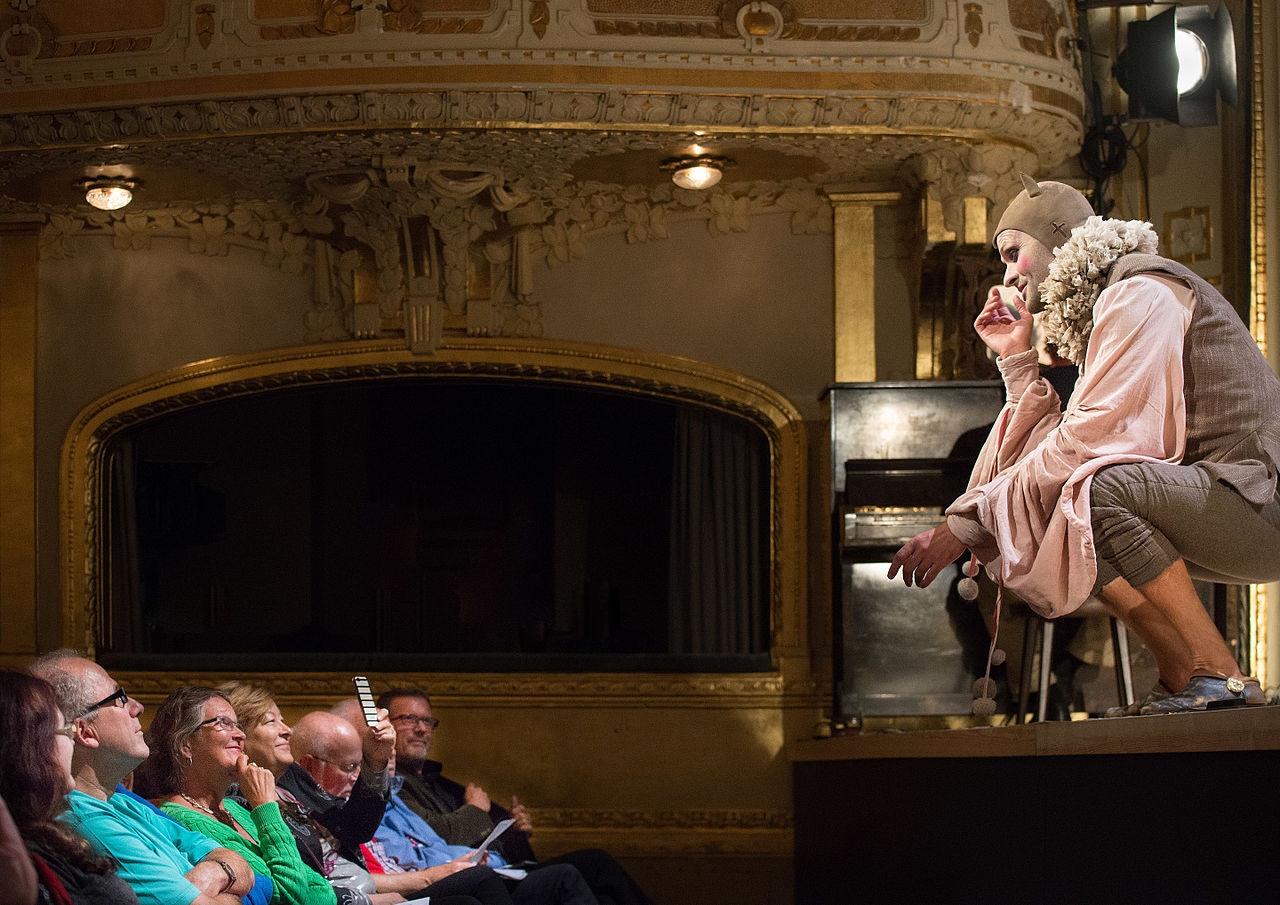 Lindy Larsson på Dramaten 2015 som narren i Trettondagsafton. Foto: Frankie Fouganthin