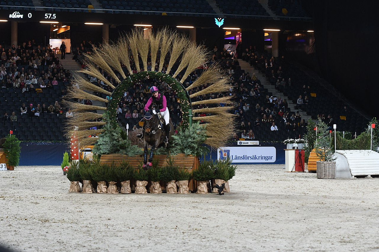 Ryttare på Sweden International Horse Show hoppar över dekorerat hinder. Sweden International Horse Show