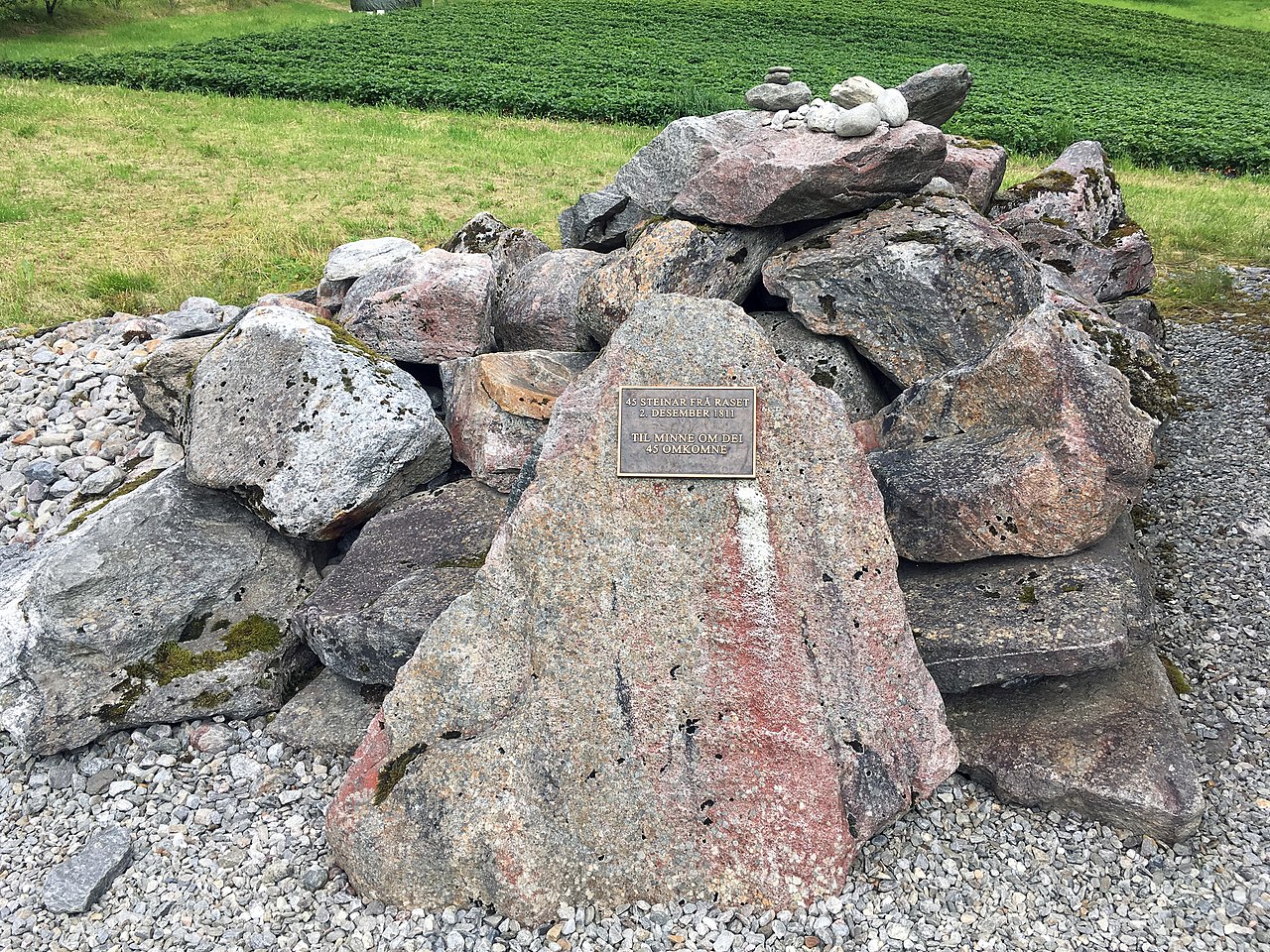 Monument (2008) till minne av de 45 omkomna i raset på Nese i Arnafjord i Vik i Sogn och Fjordane, natt til 2. desember 1811. Minnesmerket är uppbyggt av 45 stenar från raset – en för varje omkommen person. Foto: Hått 