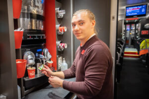 Eskil hjälper till med allt från kaffe till kappsäckar på tåget upp till Stockholm.
