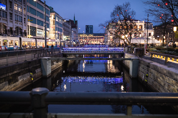 Broarna över ån var fint dekorerade med ljusslingor. Foto: Olav Holten