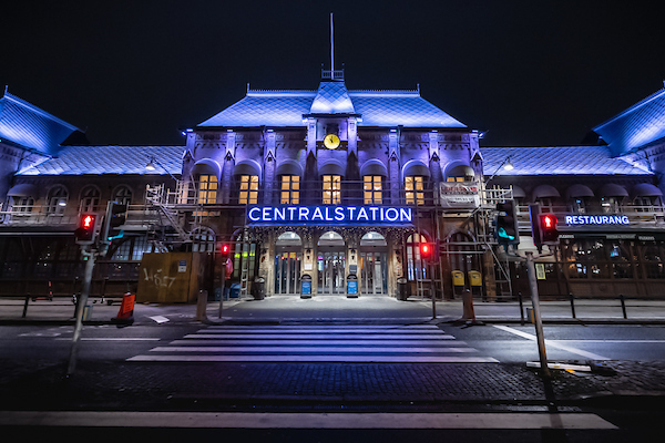 Det första och sista man ser som besökare är ett stort stationshus upplyst så att det ser både vintrigt och gotiskt ut. Snyggt och effektfullt. Foto: Olav Holten