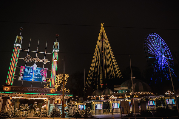 Även om Liseberg var stängt så var det fint upplyst och dekorerat med en stor julgran och ett pariserhjul upplyst av ett blått stämningsfullt sken. Vi får hoppas att det vaknar upp ur Törnrosasömnen framåt försommaren. Foto: Olav Holten