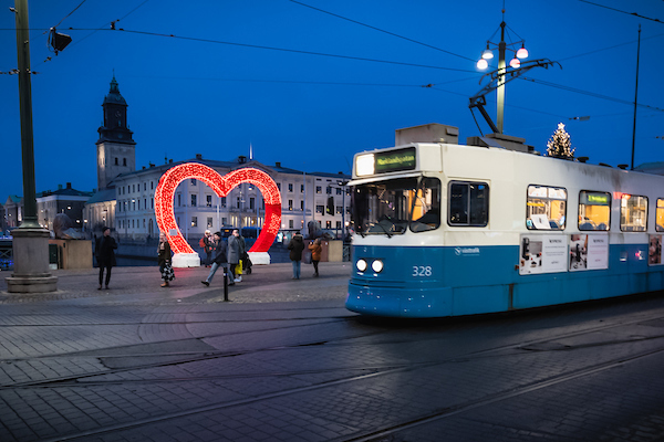 En spårvagn och ett stort rött lysande hjärta. Symbolen för Göteborg. Foto: Olav Holten. 