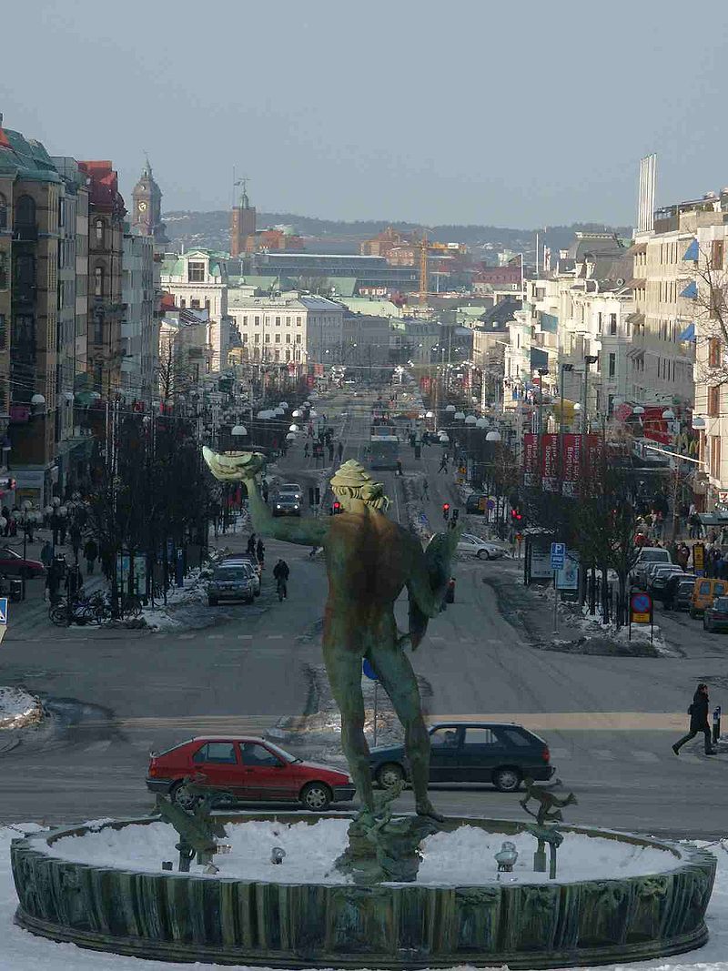 Avenyn i Göteborg med staty i förgrunden. Foto: wikimedia.org