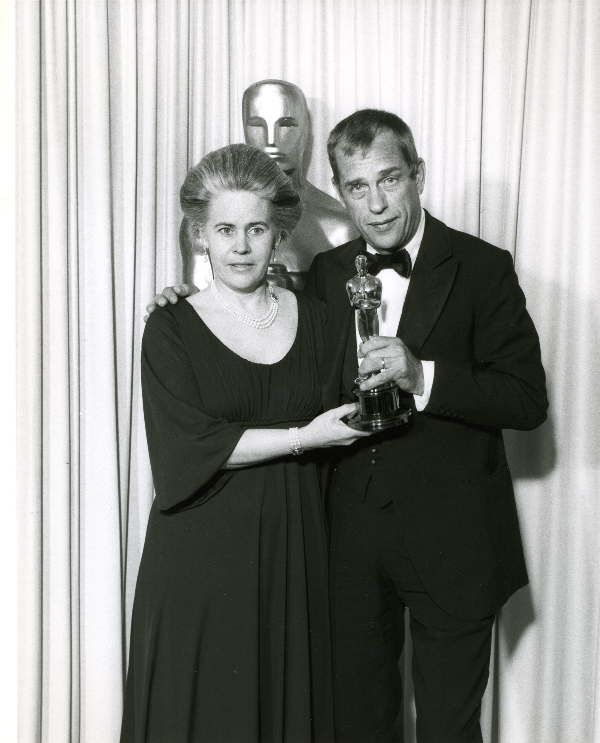  Ingrid Bergman (född von Rosen) och Jörn Donner med Oscar-statyetten för bästa utländska film  för Fanny och Alexander. Foto: Bergmancenter 
