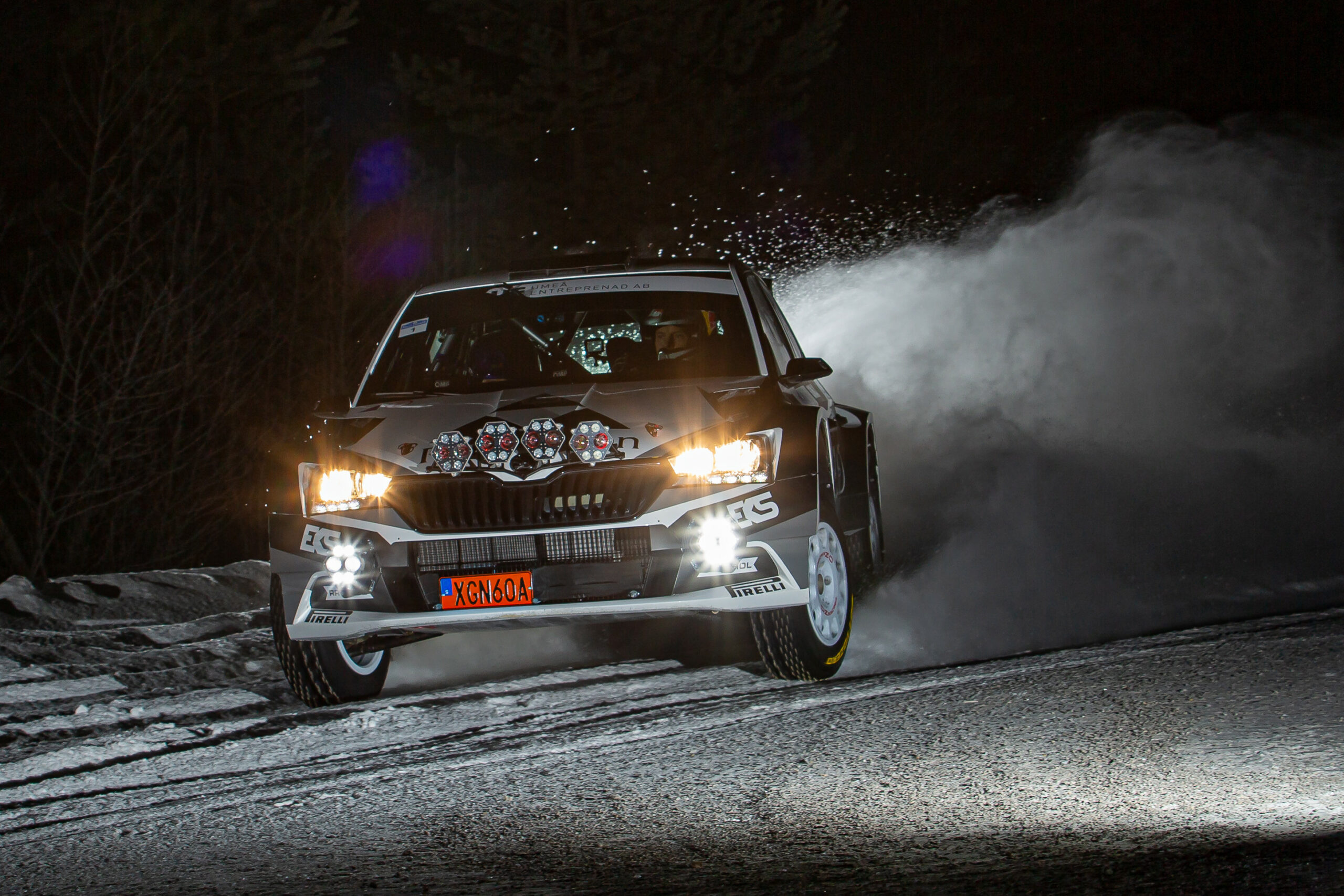 Rallybil på mörk vinterväg. Foto: Joel Carlsson.